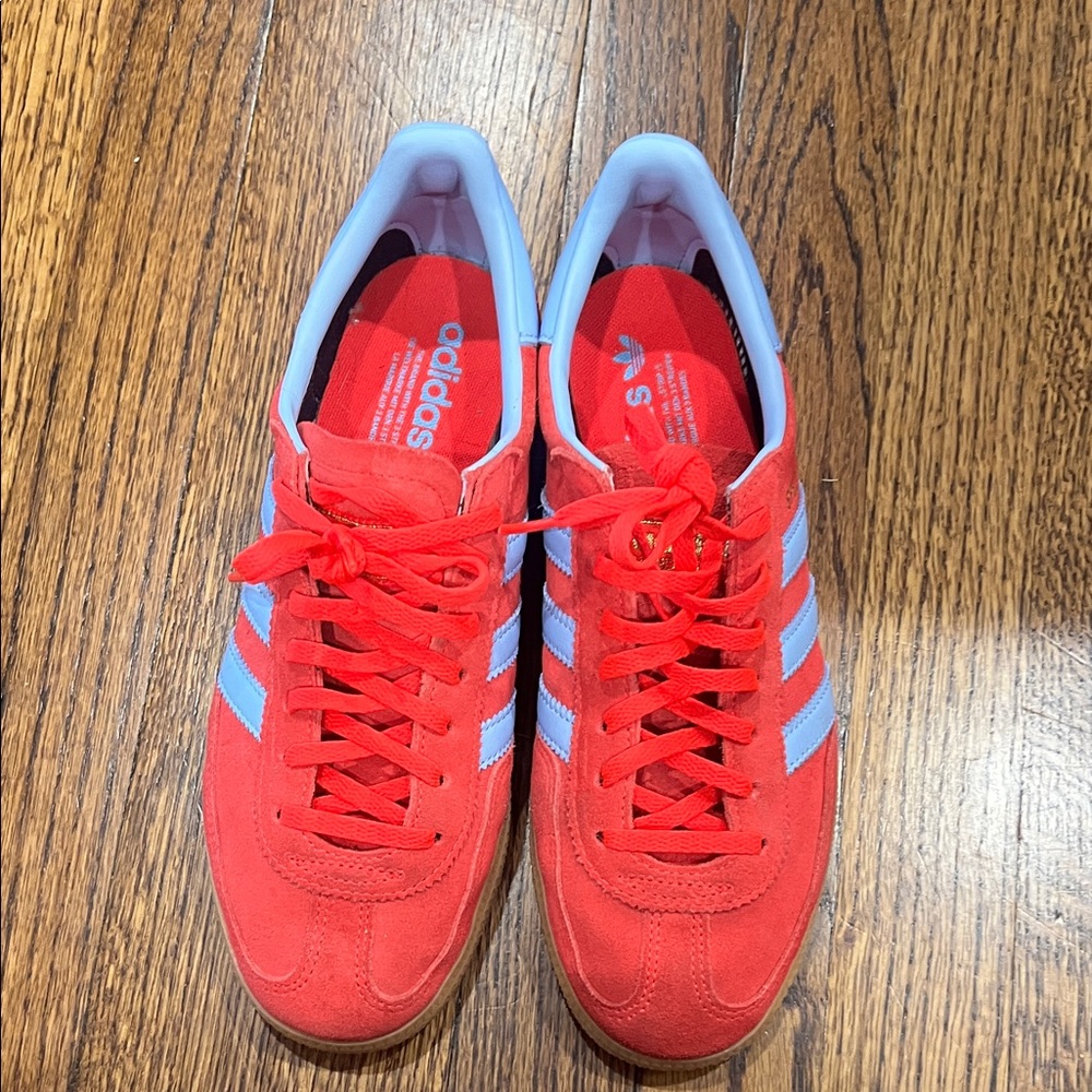 Adidas handball spezial. Red Sneakers with blue Accents